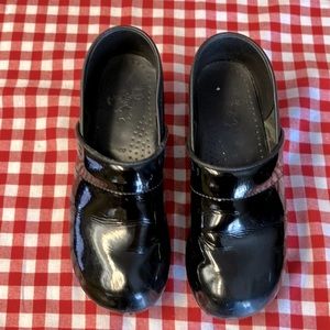 Dansko clogs - black patent leather. EU 40.
